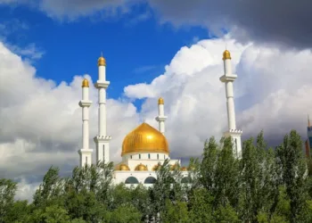 Rabat – A delegation from the Spiritual Administration of Muslims of Kazakhstan reportedly visited Morocco this week as part of an official trip aimed at strengthening cooperation in religious education and the training of imams and spiritual guides. The delegation was led by Sanzisbay Kurbanuly, Deputy Grand Mufti, and Smayil Suerkuly, Advisor to the Grand Mufti and Head of the Department of Religious Education, acting on behalf of Nauryzbay Haj Taganuly, the Grand Mufti of Kazakhstan. The delegation reportedly held official meetings in the capital, Rabat, with Abdelssalam Al-Azaar, Director of the Mohammed VI Institute for the Training of Imams Religious Preachers. During the meetings, the Moroccan official provided detailed explanations about Morocco’s system of religious education, the structure of its imam training programs, and the efforts undertaken to enhance the scientific and intellectual level of trainees. The Kazakh delegation proposed organizing short-term training courses, lasting between three and four months, for Kazakh imams in Morocco to help improve their professional qualifications. According to a statement by the Kazakh administration, the visit aims to strengthen the exchange of expertise between Kazakhstan’s religious institutions and their Moroccan counterparts, and to establish effective partnerships in the field of imam training and international capacity-building. A delegation from the Spiritual Administration of Muslims of Kazakhstan reportedly visited Morocco this week as part of an official trip aimed at strengthening cooperation in religious education and the training of imams and spiritual guides.