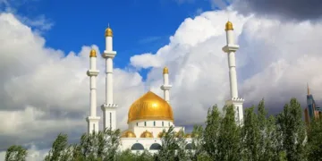 Rabat – A delegation from the Spiritual Administration of Muslims of Kazakhstan reportedly visited Morocco this week as part of an official trip aimed at strengthening cooperation in religious education and the training of imams and spiritual guides. The delegation was led by Sanzisbay Kurbanuly, Deputy Grand Mufti, and Smayil Suerkuly, Advisor to the Grand Mufti and Head of the Department of Religious Education, acting on behalf of Nauryzbay Haj Taganuly, the Grand Mufti of Kazakhstan. The delegation reportedly held official meetings in the capital, Rabat, with Abdelssalam Al-Azaar, Director of the Mohammed VI Institute for the Training of Imams Religious Preachers. During the meetings, the Moroccan official provided detailed explanations about Morocco’s system of religious education, the structure of its imam training programs, and the efforts undertaken to enhance the scientific and intellectual level of trainees. The Kazakh delegation proposed organizing short-term training courses, lasting between three and four months, for Kazakh imams in Morocco to help improve their professional qualifications. According to a statement by the Kazakh administration, the visit aims to strengthen the exchange of expertise between Kazakhstan’s religious institutions and their Moroccan counterparts, and to establish effective partnerships in the field of imam training and international capacity-building. A delegation from the Spiritual Administration of Muslims of Kazakhstan reportedly visited Morocco this week as part of an official trip aimed at strengthening cooperation in religious education and the training of imams and spiritual guides.