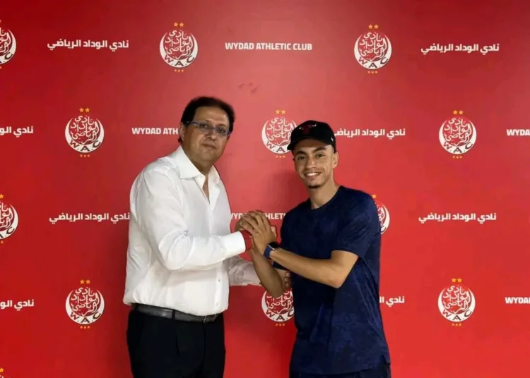 Abdelghafour Lamirate (on the right) posing with Wydad's President Hicham Ait Menna.