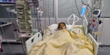 Aya Boumzebra, the 24-year-old Moroccan architecture student who had been in a coma at a hospital in France, has passed away. Her death comes days after a large public campaign called for urgent support to help cover the costs of a second liver transplant.