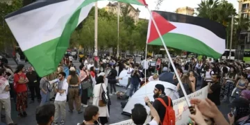 Thousands of Moroccans poured into the streets of Casablanca’s Al-Mohammadi neighborhood in a massive show of solidarity with Palestinians against the ongoing genocide and famine perpetuated by the Israeli Occupation Forces (IOF).