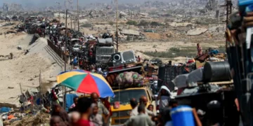 Displaced Palestinians flee southwards in response to Israel’s intensified offensive on Gaza City [Mahmoud Issa/Reuters]