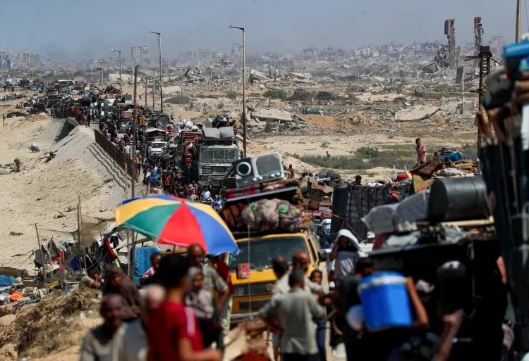 Displaced Palestinians flee southwards in response to Israel’s intensified offensive on Gaza City [Mahmoud Issa/Reuters]