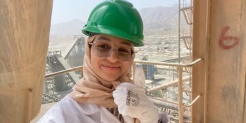 The young Moroccan woman, known for inventing a water-powered car, is participating in the “Industries and Innovation” track.