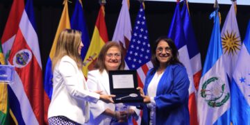 The mayor of San Salvador handed the symbolic key of the capital to Amina Bouayach, President of Morocco’s National Human Rights Council (CNDH) and head of the Global Alliance of National Human Rights Institutions (GANHRI).  