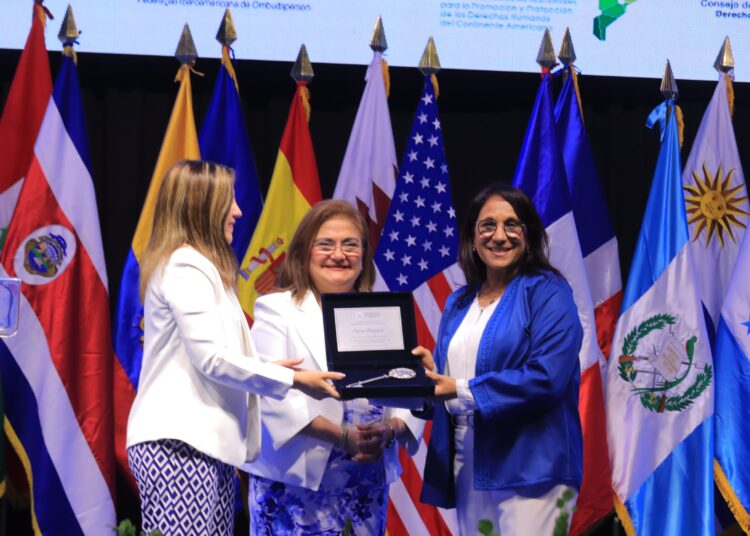 The mayor of San Salvador handed the symbolic key of the capital to Amina Bouayach, President of Morocco’s National Human Rights Council (CNDH) and head of the Global Alliance of National Human Rights Institutions (GANHRI).