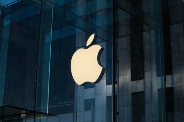 The national administration strongly urged iPhone, iPad, Mac computer users, and owners of other Apple products to install updates as soon as possible.