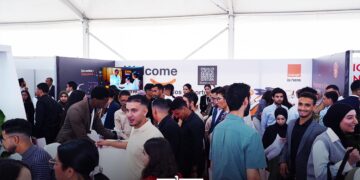The event brings together students, recent graduates, and representatives from national and international companies.