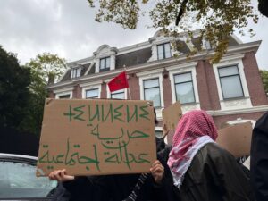 “The people want an end to corruption,” “Freedom, dignity, social justice,” and “Free koulchi [everyone]” were among the slogans chanted during the demonstration. Credit: Soehayla Halouchi, a freelance journalist.