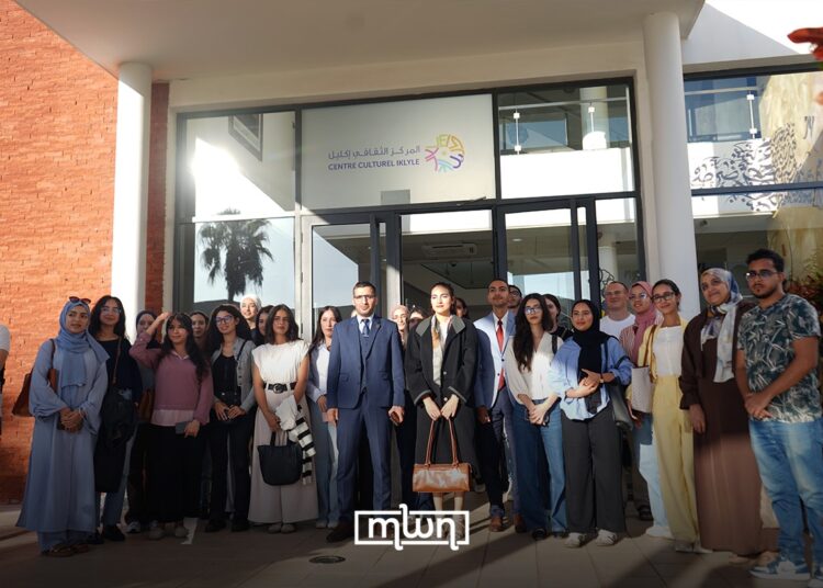 Zakaria Touhami, an ENA graduate and expert in investment project support and follow-up, with participants at the workshop