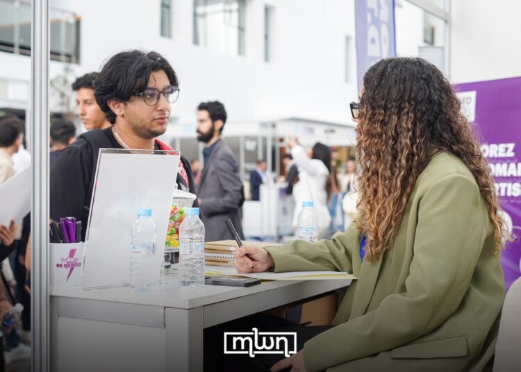 A UIR student speaking with a representative from the participating companies