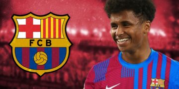 Karim Adeyemi’s name is surfacing again in Barcelona. Reports in Germany say that the Catalans are keeping an eye on the Borussia Dortmund winger, a player they first tracked when he was just starting as a talent at Salzburg. 