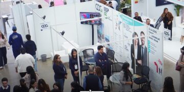 The event gives students and young professionals an opportunity to meet recruiters, explore job and internship offers, and build connections with employers.