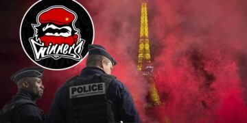 On Friday, a group of Wydad Casablanca’s fan group, gathered near the Eiffel Tower to celebrate the 20th anniversary of their fan group. 