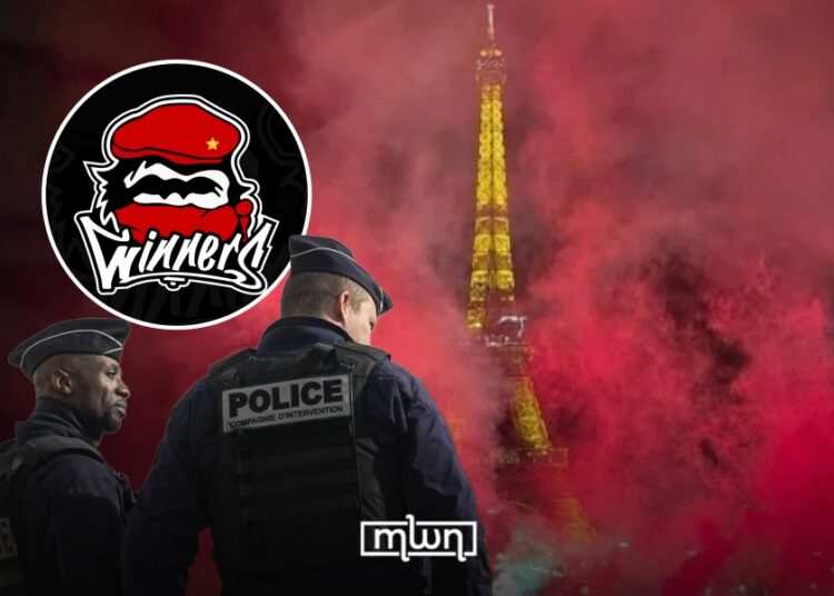 On Friday, a group of Wydad Casablanca’s fan group, gathered near the Eiffel Tower to celebrate the 20th anniversary of their fan group.