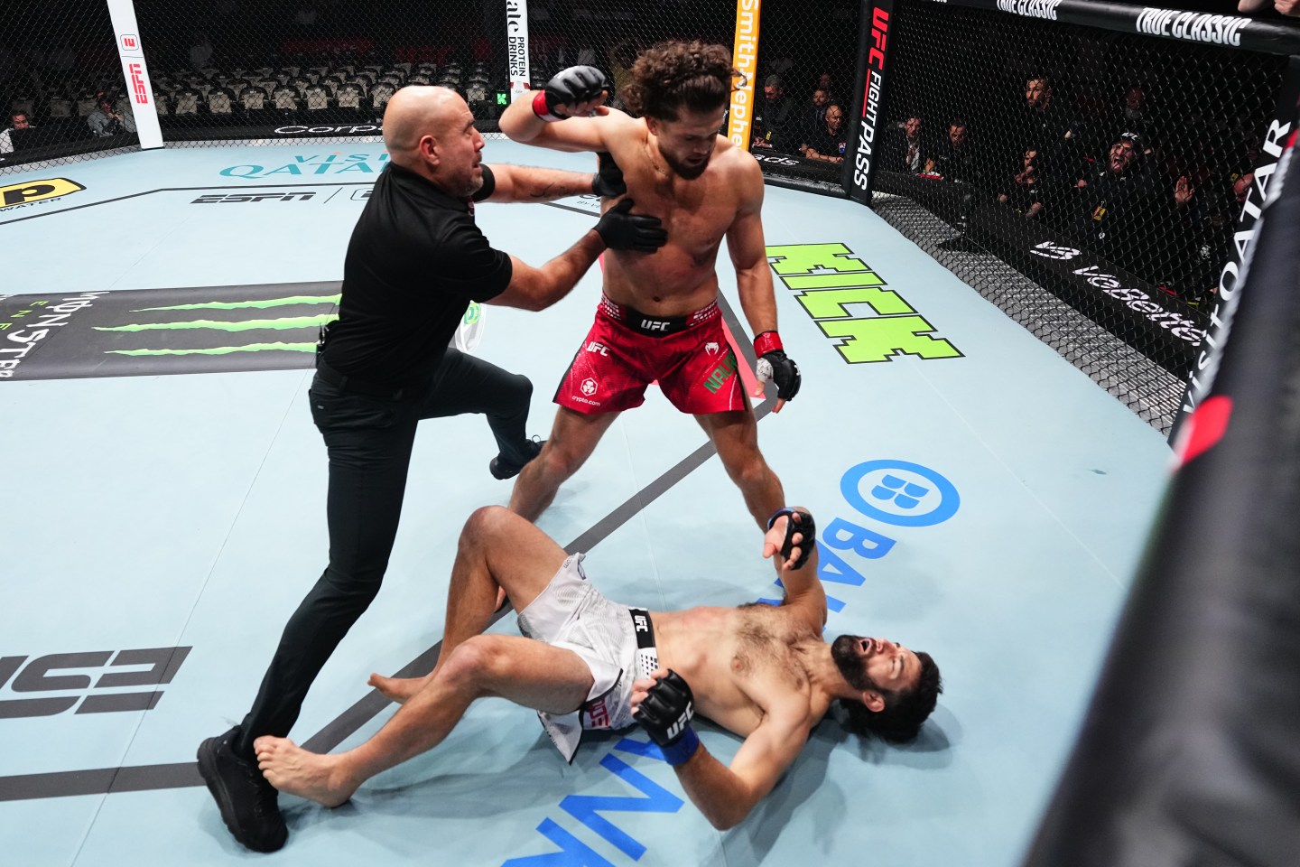 Moroccan-Autrian Fighter Ismail Naurdiev Wins by KO at UFC, Salutes King Mohammed VI