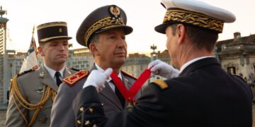 General Mohammed Berrid, Inspector General of Morocco’s Royal Armed Forces (FAR) and Commander of the Southern Zone, received the Commander of the Legion of Honor insignia during an official ceremony in Paris on Tuesday.