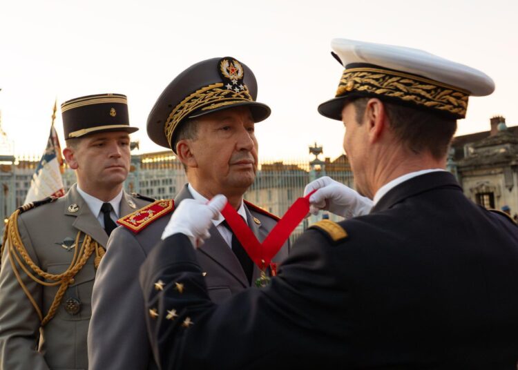 General Mohammed Berrid, Inspector General of Morocco’s Royal Armed Forces (FAR) and Commander of the Southern Zone, received the Commander of the Legion of Honor insignia during an official ceremony in Paris on Tuesday.