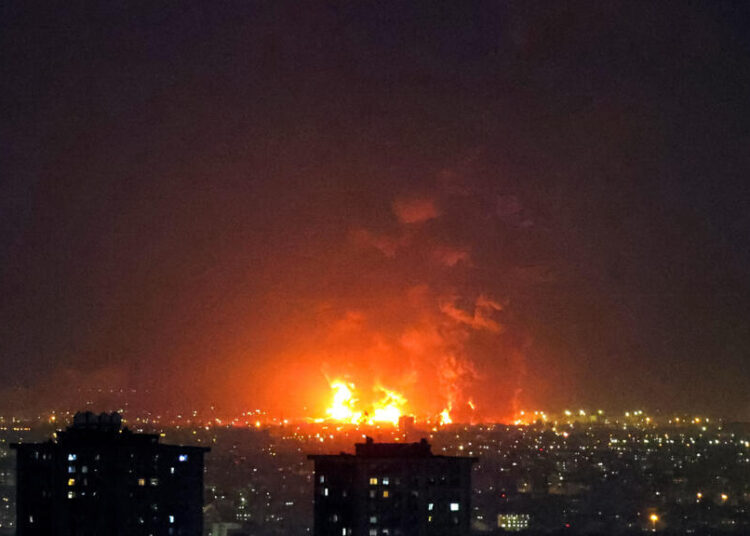 Israeli Strikes on Fuel Depots Cast Tehran into Morning Darkness