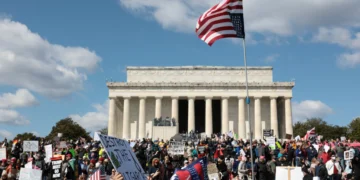 Thousands Rally Across US in ‘No Kings’ Protests Amid Midterm Campaigns