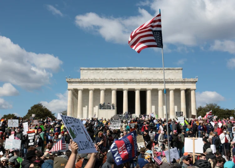 Thousands Rally Across US in ‘No Kings’ Protests Amid Midterm Campaigns