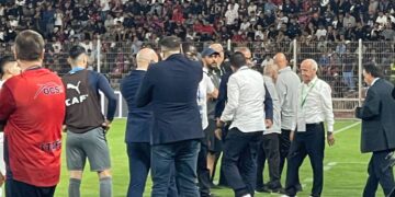 USM Alger Refuses to LeaveDressing Room after Pitch Violence in Safi