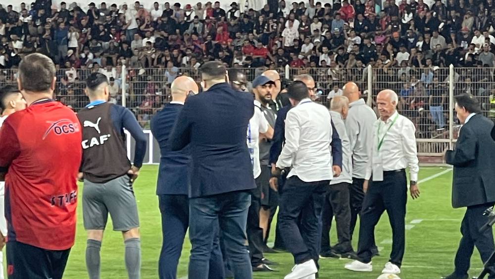 USM Alger Refuses to LeaveDressing Room after Pitch Violence in Safi