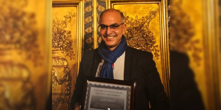 Sehouli receiving Culture of Peace Award for Civic Engagement in Paris