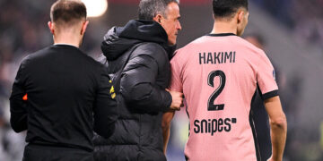 Achraf Hakimi’s physical condition has become a growing concern at Paris Saint-Germain, after the Moroccan international returned to high-intensity competition despite clear signs of a hamstring issue, fueling debate around Luis Enrique’s uncompromising approach to player management
