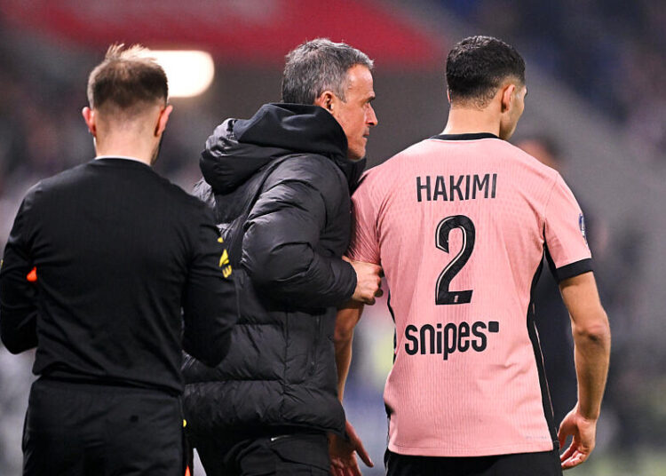 Achraf Hakimi’s physical condition has become a growing concern at Paris Saint-Germain, after the Moroccan international returned to high-intensity competition despite clear signs of a hamstring issue, fueling debate around Luis Enrique’s uncompromising approach to player management