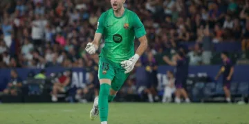 Joan García Wins Zamora Trophy After Breakthrough Barcelona Season