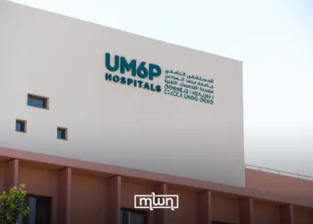 Spread across more than 70,000 square meters of built infrastructure, the teaching hospital operates at a cruising capacity of 400 beds distributed across three complementary poles: a general hospital, a rehabilitation center, and a geriatrics center.
