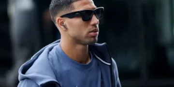 In football, a season can be defined by moments of accomplishment on the pitch, but for Achraf Hakimi, those milestones increasingly share the spotlight with a second storyline unfolding away from it. This reality became evident this Friday when, according to RMC Sport, the Moroccan defender appeared in person before the investigating chamber of the Versailles Court of Appeal.