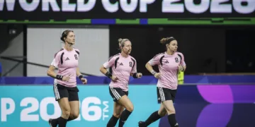 Referees during warm up. cr: Reuters