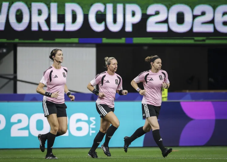 Referees during warm up. cr: Reuters