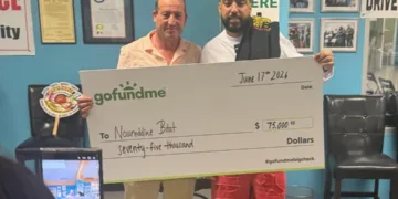 Moroccan-born rapper French Montana presents a $75,000 (around MAD 698,000) check to Noureddine Bitat.
