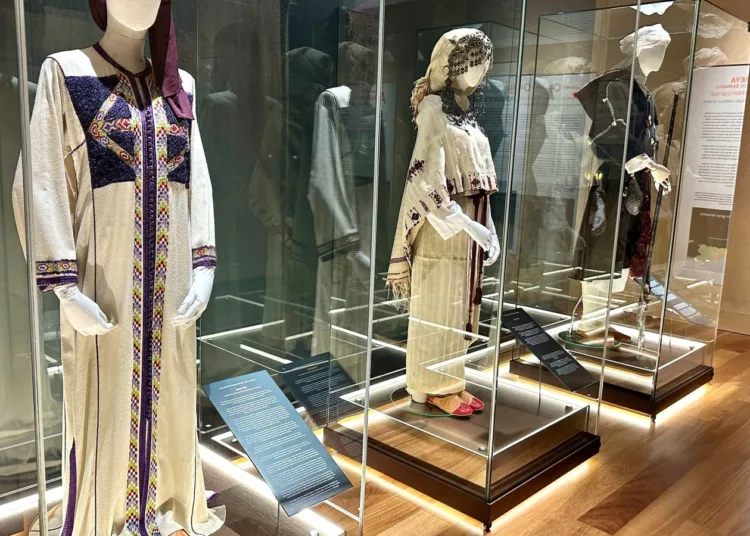Visitors encounter jewelry, textiles, ceramics, domestic objects, and decorative artifacts drawn from various regions of North Africa. Joy Hernández/Granada Hoy