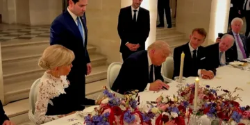 The moment Trump signed the US-Iran agreement at Versailles.
