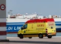 An ambulance at the port of Ceuta. Photo: MANUEL BRUQUE / EFE.