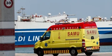 An ambulance at the port of Ceuta. Photo: MANUEL BRUQUE / EFE.