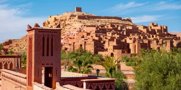 About 30 km from Ouarzazate rises the majestic Ksar of Ait Ben Haddou, a striking blend of oases, kasbahs, mountains, and valleys.