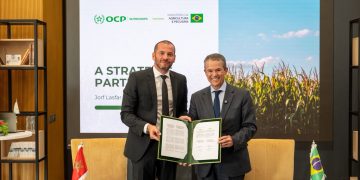André de Paula, Brazil’s minister of agriculture and livestock, and Faris Derrij, CEO of OCP Nutricrops, co-signed the document.