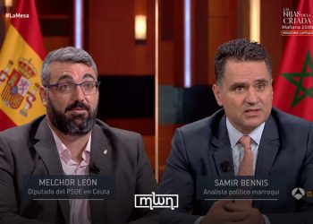 Ceuta PSOE lawmaker Melchor León (left) and Moroccan political analyst Samir Bennis (right) debate on Antena 3’s La Mesa, with Spanish and Moroccan flags in the background. (Designed by MWN team)