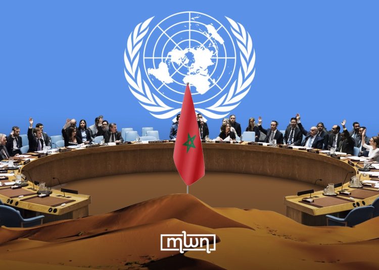 A Moroccan flag stands before the UN Security Council chamber, with desert dunes in the foreground. (Designed by MWN team)