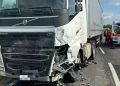 The truck involved in the head-on collision in Bentivoglio, CR: Il Resto del Carlino
