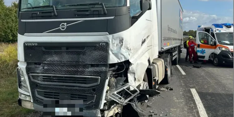 The truck involved in the head-on collision in Bentivoglio, CR: Il Resto del Carlino