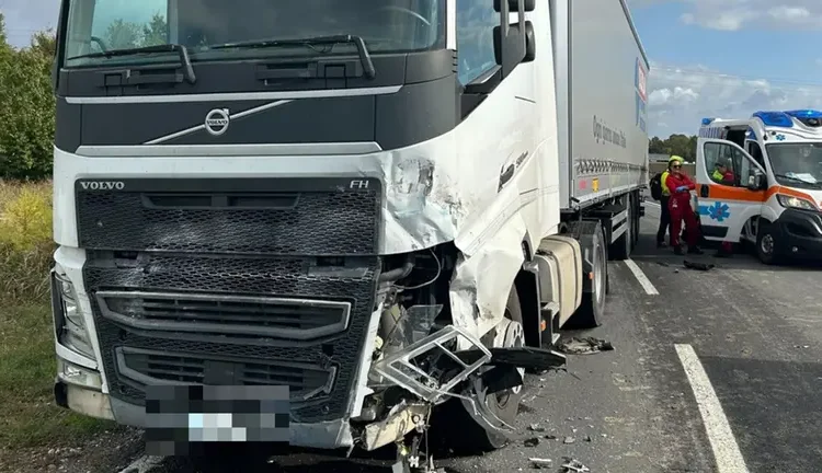 The truck involved in the head-on collision in Bentivoglio, CR: Il Resto del Carlino