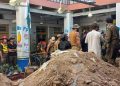 Army soldiers and rescue workers gather after a school roof collapse in Peshawar Pakistan, October 15, 2026. Picture taken with a mobile phone. REUTERS