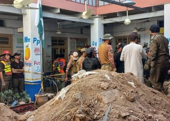 Army soldiers and rescue workers gather after a school roof collapse in Peshawar Pakistan, October 15, 2026. Picture taken with a mobile phone. REUTERS